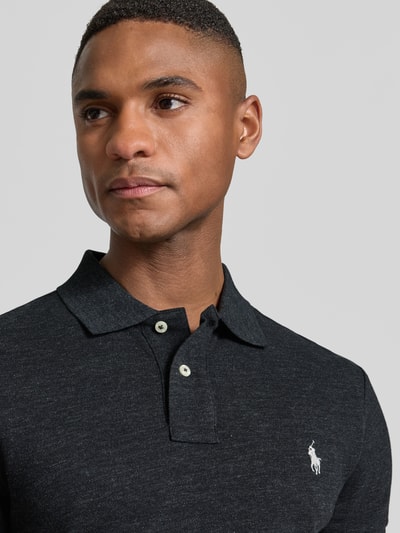 Männermodel trägt Slim Fit Poloshirt aus reiner Baumwolle von Polo Ralph Lauren, Optik: Unifarben, Logo-Stitching, Nahaufnahme Oberkörper