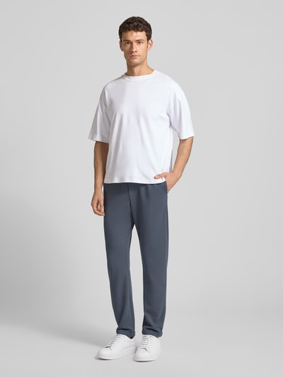 Männermodel trägt Tapered Chino mit Viskose-Anteil von Tom Tailor Denim, Optik: Unifarben, Passform: Tapered, Longline, Ganzkörperansicht von vorne.