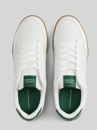Produktfoto, białe sneakersy z prawdziwej skóry z naszywką z logo 'Sneaker aus echtem Leder mit Label-Patch' od Tommy Hilfiger, kontekst: męskie sneakersy od Tommy Hilfiger, widok z góry, zielone wewnętrzne detale, gładka faktura, zaokrąglony kształt