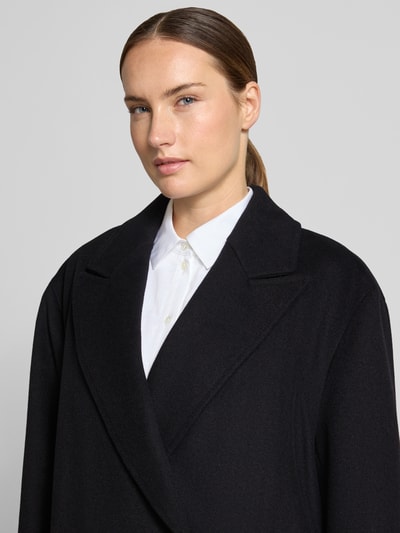 Frauenmodel trägt Regular Fit Mantel aus Woll-Mix Modell 'C_Calesarina' von BOSS Orange in Schwarz, glatte Textur, Nahaufnahme Oberkörper.