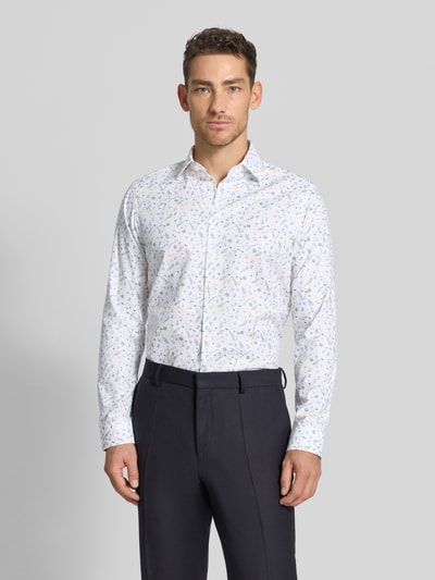 Männermodel trägt Regular Fit Business-Hemd aus Baumwolle mit Kentkragen von Christian Berg Men, Allover-Look, Ganzkörperansicht von vorne. Rückenlänge bei Größe 39/40: 68 cm, Schulterbreite: 43 cm, Ärmellänge: 66 cm, Reine Baumwolle.