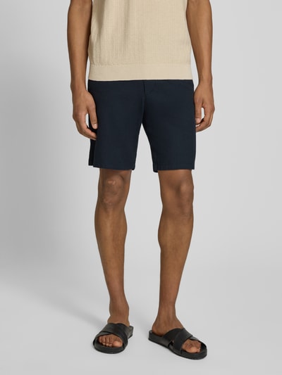 Männermodel trägt Regular Fit Chinoshorts aus Baumwoll-Leinen-Mix Modell 'BRODY' von SELECTED HOMME, unifarben, Nahaufnahme Oberschenkel.