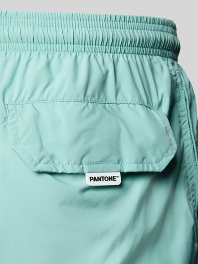 Produktfoto, Badehose mit Logo-Print Modell 'Lighting Pantone' von MC2 Saint Barth in Geschenkbox, Detailaufnahme Rückansicht, Logo-Patch auf aufgesetzter Tasche, Unifarbe in Türkis, glatte Struktur