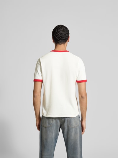 Männermodel trägt Regular Fit T-Shirt aus reiner Baumwolle von Kenzo, weiß mit roten Details, Herren T-Shirt, Rückenlänge 64 cm, Ganzkörperansicht Rückansicht.