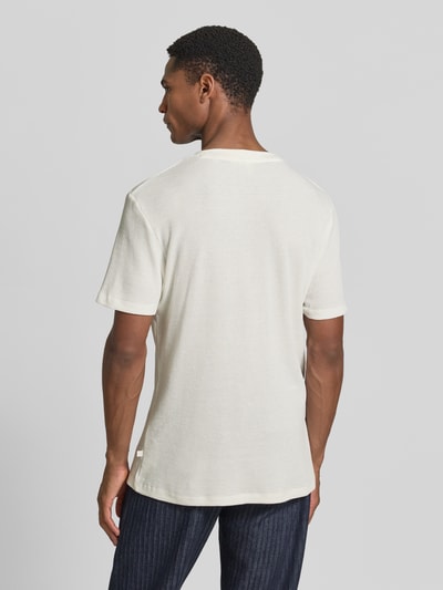 Männermodel trägt Regular Fit T-shirt uit katoenmix van s.Oliver RED LABEL, look: effen, piqué structuur, korte mouw, borstzak, geheel in lichte kleur, Ganzkörperansicht Rückansicht.