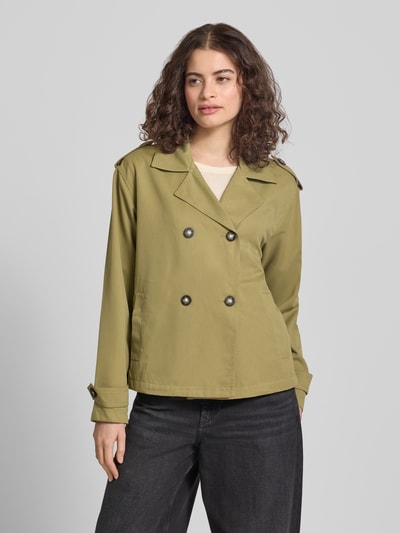 Frauenmodel trägt Regular Fit Trenchcoat-Jacke mit Reverskragen Modell 'HANNAH' von Only, Optik: Unifarben, doppelreihige Knopfleiste, Schulterriegel, Rückenpasse, langarm, seitliche Eingrifftaschen, Ganzkörperansicht von vorne.