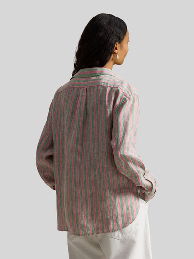 Vrouwenmodel draagt Boxy Fit Hemdbluse aus reinem Leinen van Polo Ralph Lauren met gestreept allover-motief in groen en roze, puur linnen, achterkant volledig zichtbaar, rugaanzicht.