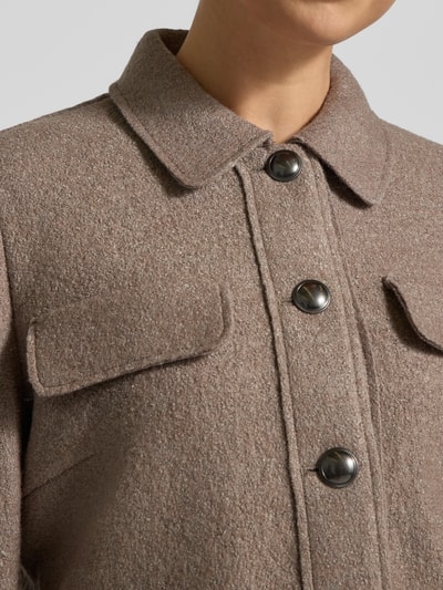 Kobiece model prezentuje Regular Fit Jacke aus Viskose-Mix mit Woll-Anteil od Betty Barclay, beżowa, kieszenie na piersi, kołnierz, guziki, długość tyłu w rozmiarze 36: 53 cm, szerokość w rozmiarze 36: 51 cm, długość rękawa w rozmiarze 36: 62 cm, zbliżenie na górną część torsu
