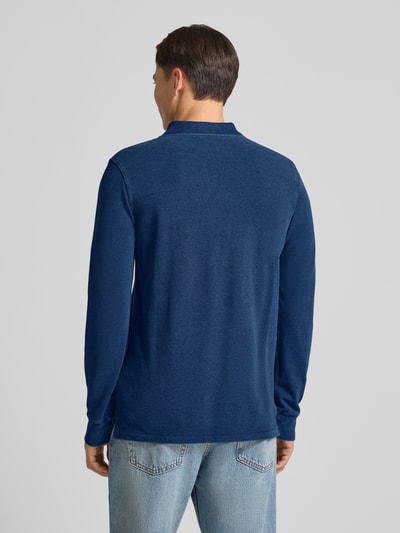 Männermodel trägt Custom Slim Fit Poloshirt mit Label-Stitching von Polo Ralph Lauren in Dunkelblau, reine Baumwolle, Ganzkörperansicht Rückansicht.