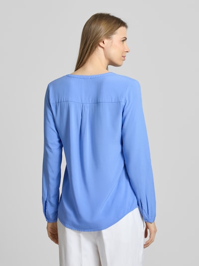 Modelka nosi Regular Fit Bluzka z czystej wiskozy z dekoltem z lamówką od Christian Berg Woman, długość tyłu 64 cm, długi rękaw, krój regular fit, niebieski kolor, lekka tekstura tkaniny, widok całej sylwetki od tyłu.