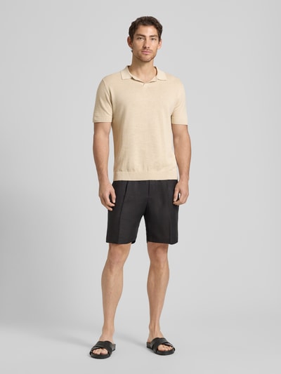Männermodel trägt Regular Fit Poloshirt aus Baumwoll-Leinen-Mix Modell 'MATTIS' von SELECTED HOMME in Beige, kurzarm, Feinstrick, Ganzkörperansicht von vorne.