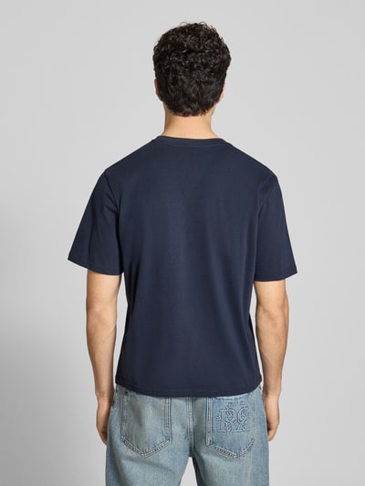 Männermodel trägt T-Shirt mit Logo und Rundhalsausschnitt von REVIEW aus Baumwoll-Viskose-Mix, Regular-Fit, Rückenlänge 64 cm, Ganzkörperansicht Rückansicht.