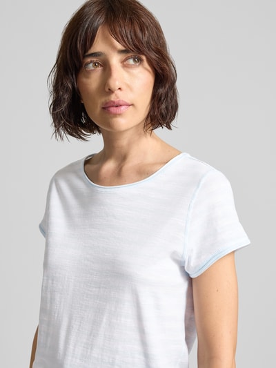 Frauenmodel trägt Regular Fit T-Shirt aus Baumwoll-Flammgarn von s.Oliver RED LABEL, Optik: Melange, Kurzarm, Rundhals, Nahaufnahme Oberkörper.