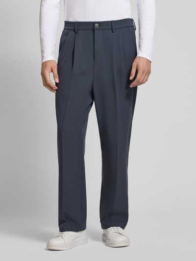 Männermodel trägt gerade geschnittene, dunkelblaue Straight Fit Hose mit Viskose-Anteil Modell 'Grant' von Casual Friday, Nahaufnahme Oberkörper; elastischer Bund, Bügelfalten und Knopfverschluss sind erkennbar, Material-Mix und Details gemäß Kontext.