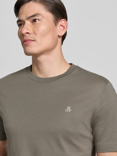 Männermodel trägt Regular Fit T-Shirt aus reiner Baumwolle von Marc O'Polo, Optik: Unifarben, Logo-Print, Jersey, Nahaufnahme Oberkörper.