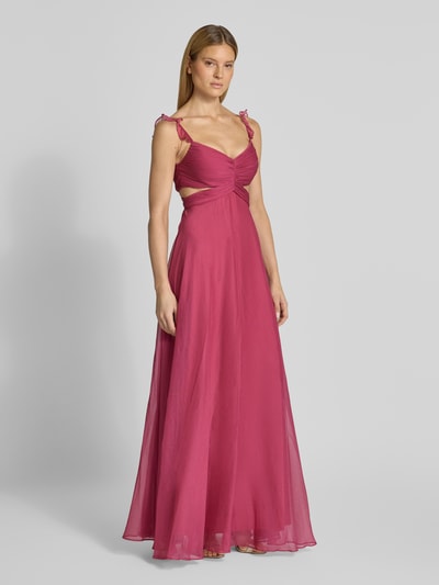 Modelka kobieca ma na sobie „Abendkleid mit Cut Outs und Rüschen” od Jake*s Cocktail, sukienka maxi A-linia, marszczenia, wycięcia, falbany, zamek z tyłu, długość tyłu w rozmiarze 36: 136 cm, szerokość w rozmiarze 36: 31 cm, przód pełnej sylwetki.