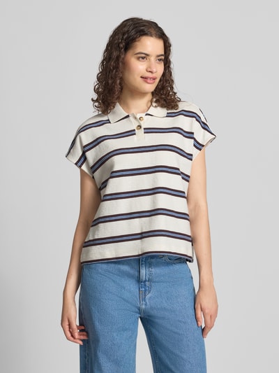 Frauenmodel trägt Regular Fit Poloshirt aus reiner Baumwolle von Marc O'Polo DENIM, cremefarben mit dunkelblauen Streifen, Ganzkörperansicht von vorne.