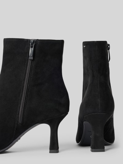 Produktfoto, schwarze Stiefeletten aus echtem Rindsleder von Tamaris, samtige Oberfläche, schmaler Absatz, Damen Stiefeletten von Tamaris