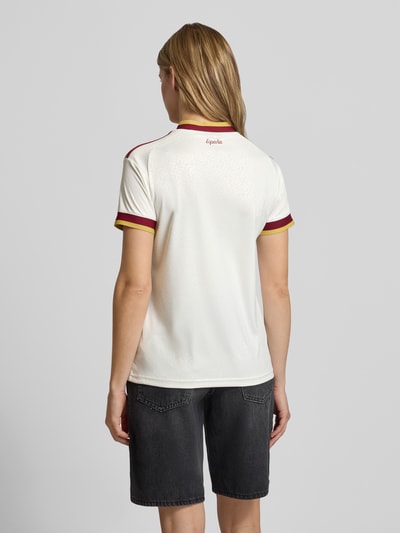 Frauenmodel trägt Spanien Auswärtstrikot 2026 von adidas Sportswear, Mehrfarbig, Passform: Regular-Fit, Logo-Stitching, CLIMACOOL Technologie, Rundhals, Ärmelform: Kurzarm, Ganzkörperansicht Rückansicht.