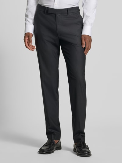 Männermodel trägt Straight Fit Hose mit Bügelfalten Modell 'Totti' von CINQUE, dunkle Farbe, glatte Textur, Ganzkörperansicht von vorne, Herren Hose von CINQUE, Bügelfalten, Haken- und Reißverschluss, Bundweite 44 cm, Innenbeinlänge 82 cm.