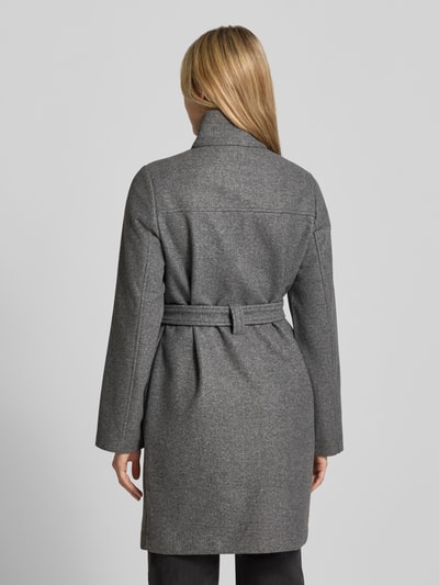Frauenmodel trägt Regular Fit Mantel mit Taillengürtel von VERO MODA in Grau, glatte Textur, Ganzkörperansicht Rückansicht, Damen Teddy- / Webpelzmantel.