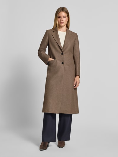 Frauenmodel trägt Relaxed Fit Mantel aus Woll-Mix Modell 'Mojeni' von HUGO, braun, glatte Textur, Damen Mantel, Ganzkörperansicht von vorne.