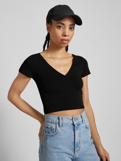 Review Cropped T-Shirt mit V-Ausschnitt Black 3