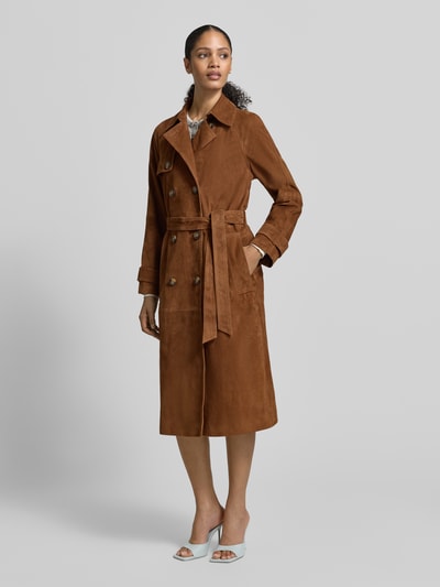 Frauenmodel trägt Slim Fit Płaszcz z wykładanym kołnierzem z kolekcji Jake*s z weluru, dwurzędowa listwa guzikowa, widok z przodu, całe ciało.