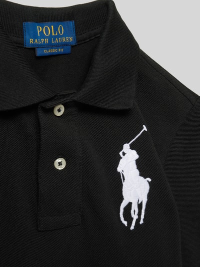 Produktfoto, Regular Fit Poloshirt aus reiner Baumwolle von Polo Ralph Lauren Teens, czarny, pikowana faktura, logo haftowane, kołnierzyk polo, dekolt w szpic, zapięcie na dwa guziki, krótkie rękawy ze ściągaczem, dół z rozcięciami po bokach, asymetryczny, materiał: czysta bawełna