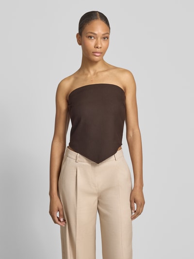 Vrouwenmodel draagt Slim Fit Blusentop in off-shoulder-look model 'RAVNA' van Copenhagen Muse, viscose-mix, beige en bruin, voorkant, close-up bovenlichaam.