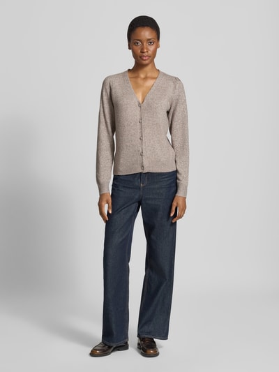 Vrouwenmodel draagt Regular fit gebreid jack met v-hals model 'DOFFY' van VERO MODA in beige, donkere jeans, Dames, frontale hele lichaamsopname.