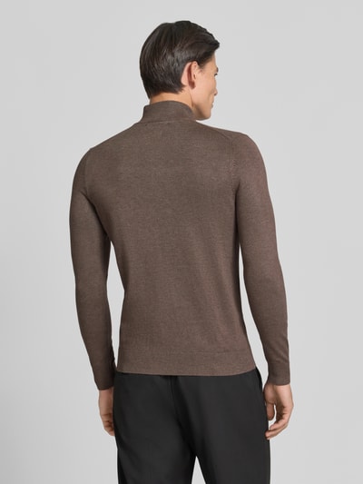 Männermodel trägt braunen Troyer mit Label-Applikation von MARKUP, Viskose-Mix, gerader Schnitt, gerippte Abschlüsse, Ganzkörperansicht Rückansicht.