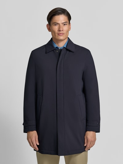 Männermodel trägt Relaxed Fit Mantel mit Umlegekragen von Manuel Ritz in Dunkelblau mit Eingrifftaschen und Abdeckleiste, Ganzkörperansicht von vorne. Rückenlänge 89 cm, Schulterbreite 44 cm, Brustweite 55 cm, Ärmellänge 66 cm.