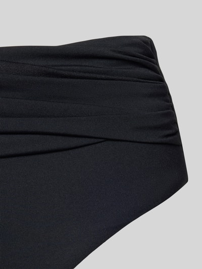 Produktfoto, schwarz, glatte und geraffte Textur, körpernaher Schnitt, Bikini-Slip mit Raffungen von Seafolly, Material-Mix mit Stretch-Anteil