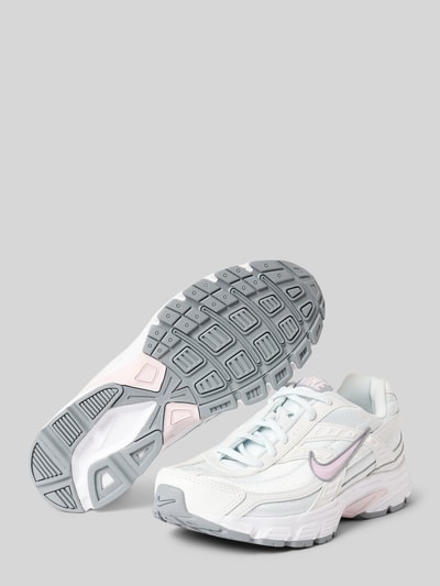 Produktfoto, Sneaker mit Logo-Patch Modell 'INITATOR' von Nike in Weiß mit grauen und rosa Details, strukturierte Sohlen, Damen Sneaker von Nike