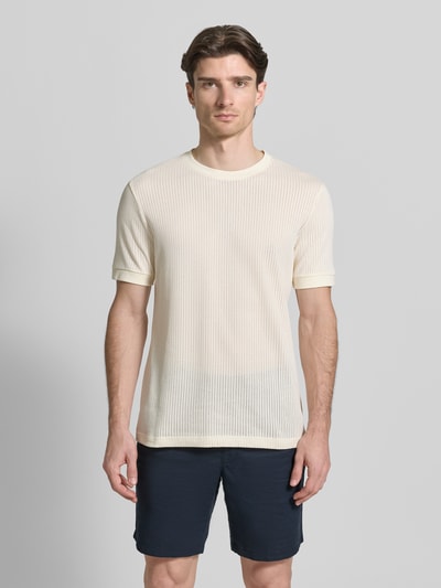 Männermodel trägt T-Shirt mit Rundhalsausschnitt von Antony Morato in Creme mit Strukturmuster, Reine Baumwolle, Regular-Fit, Ganzkörperansicht von vorne. Rückenlänge bei Größe M: 69 cm.