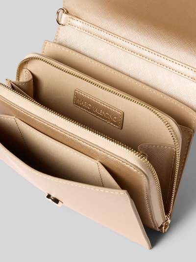 Produktfoto, Umhängetasche mit Label-Detail Modell 'EMBER' von VALENTINO BAGS in Beige, strukturierte Oberfläche, mehrere Innenfächer, Magnetverschluss, goldfarbene Reißverschlüsse, Kontext: Damen Umhängetasche mit Hauptfach, verstellbarem Schultergurt und Label-Detail