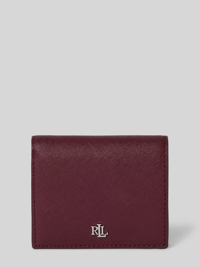 Produktfoto, Portemonnaie aus echtem Rindsleder Modell 'CMPCT WALLET' von Lauren Ralph Lauren in Dunkelrot mit feiner Narbenstruktur vor grauem Hintergrund