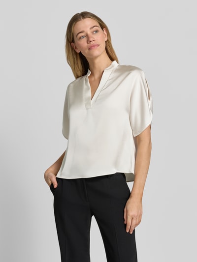 Vrouwenmodel draagt Regular Fit blouse uit satijn met V-hals model 'Anelle' van Neo Noir, dames blouse, 1/2-mouwen, ruglengte 57 cm, mouwlengte 26 cm, vooraanzicht bovenlichaam