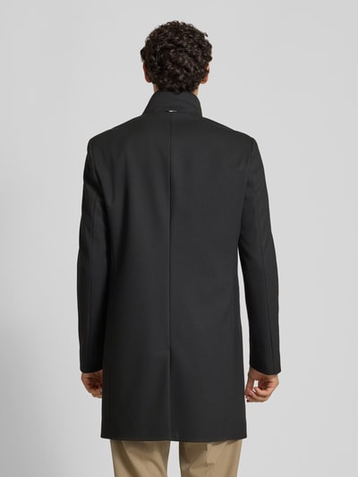 Männermodel trägt Slim Fit Mantel mit Viskose-Anteil Modell 'H-Hyde-SU' von BOSS, dunkle Farbe, glatte Textur, Ganzkörperansicht Rückansicht. Herren Mantel von BOSS.