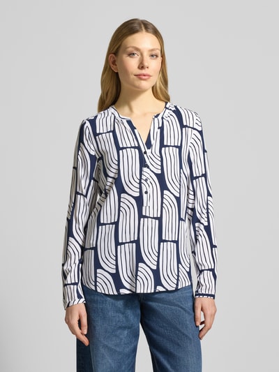 Frauenmodel trägt Wellen-Print Schlupfbluse aus Viskose von Christian Berg Woman, Regular-Fit, V-Ausschnitt, Nahaufnahme Oberkörper.