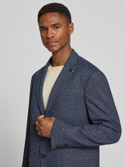 Mannenmodel draagt Slim Fit 2-Knoppen Colbert met structuurpatroon van bugatti, katoenmix, reverskraag, opgestikte zakken, borst tot heup close-up.
