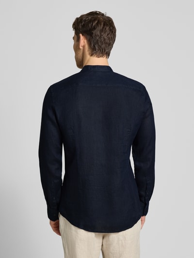 Männermodel trägt Slim Fit Leinenhemd mit Stehkragen Modell 'Mandarin' von SEIDENSTICKER in Dunkelblau, langärmelig, Rückenansicht. Reine Leinen, Brusttasche, durchgängige Knopfleiste, Rückenlänge 75 cm, Schulterbreite 39 cm, Ärmellänge 66 cm.