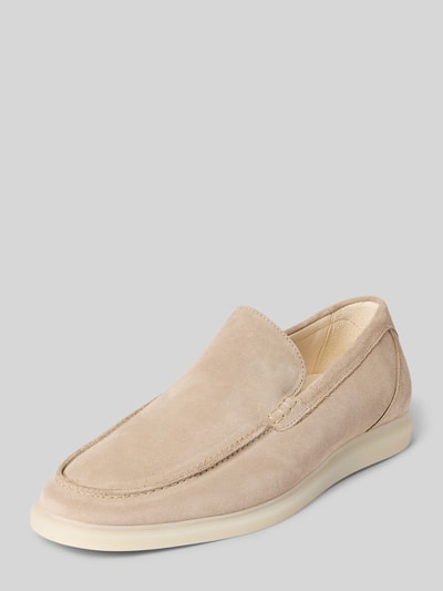 Produktfoto, Loafers aus Leder Modell 'Elia' von Henry Stevens in Beige, abgerundete Spitze, glatte Wildleder-Textur, neutrale Hintergrundfarbe, Herrenschuh, Schlupfform, Absatzhöhe 2 cm, Schafthöhe 7 cm, Schaftweite 12 cm