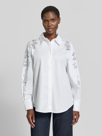 Vrouwenmodel draagt witte katoenen blouse met kant, overhemdkraag, knoopsluiting, afgeronde zoom, sportmanchet, Model 'SHIRLEY' van Cph Muse, regular fit, puur katoen. Ganzkörperansicht van voren.