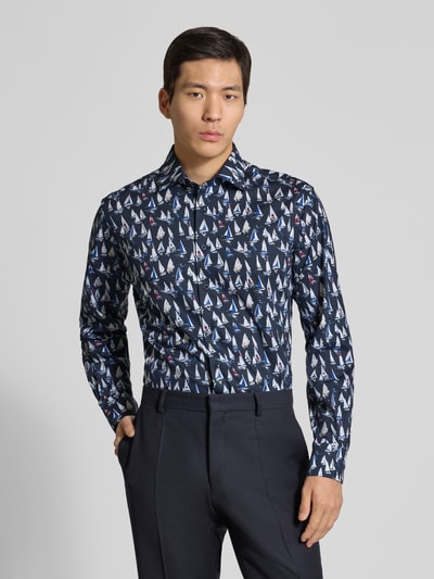 Männermodel trägt Regular Fit Business-Hemd mit Kentkragen von ETERNA, Allover-Motiv-Print, reine Baumwolle, Langarm, Nahaufnahme Oberkörper.