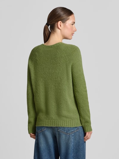 Vrouwenmodel draagt groene Regular Fit pullover uit alpacamix model 'GHIACCI' van Weekend Max Mara, Dames, Ganzichaam zicht achterkant.