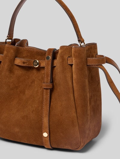 Produktfoto, Bucket-Bag in Suede-Optik von Tory Burch mit Hauptfach, Magnetverschluss, abnehmbare Schulterriemen, Logo-Detail, 23 cm Breite, 22 cm Länge, 10 cm Tiefe, warmes Braun, samtige Textur