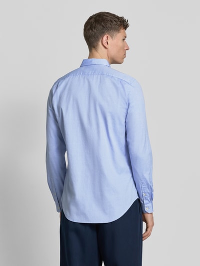 Männermodel trägt hellblaues Tailored Fit Freizeithemd mit Button-Down-Kragen und Stitching von PAUL SMITH aus reiner Baumwolle, Ganzkörperansicht Rückansicht. Rückenlänge 70 cm, Schulterbreite 43 cm, Ärmellänge 68 cm.