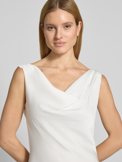 Frauenmodel trägt Brautkleid aus Satin mit Wasserfall-Ausschnitt von SWING, figurbetonter Schnitt, elegante Satin-Haptik, Nahaufnahme Oberkörper.